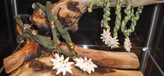 Necklaces, bracelets and rings - wooden jewelry arts &amp; crafts from Val Gardena
